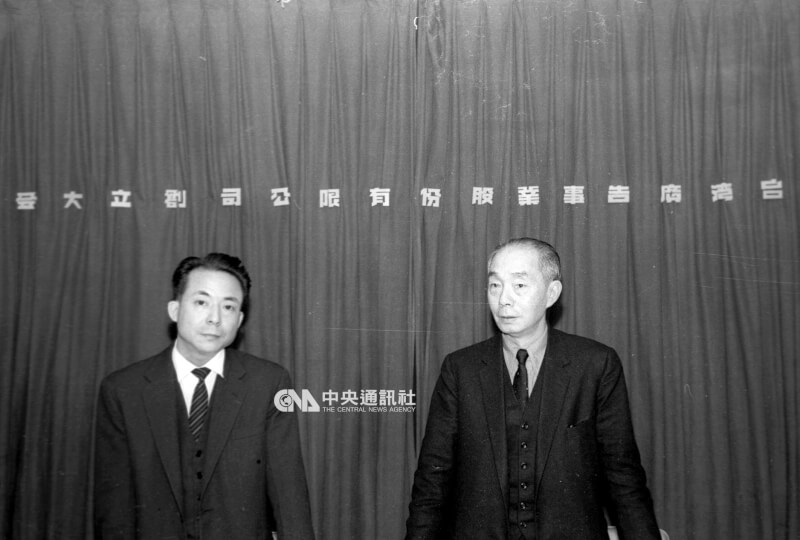 國華廣告是由許炳棠（左）發起成立，推選蕭同茲（右）為董事長，許炳棠並擔任總經理，帶領國華廣告27年多，直至2009年7月才交棒。（中央社檔案照片）