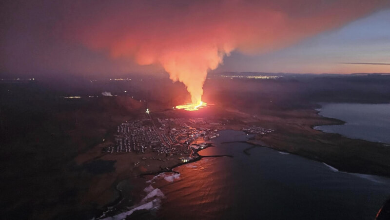 冰島西南部一座火山持續噴發，岩漿流進當地漁村格林達維克。（圖取自facebook.com/Almannavarnir）