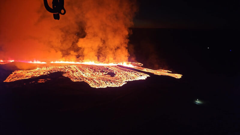 冰島西南部一座火山持續噴發。（圖取自facebook.com/Almannavarnir）