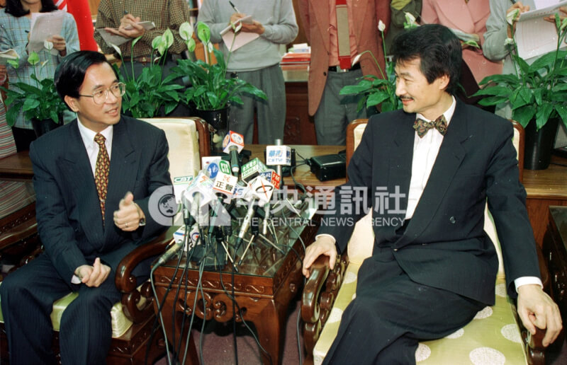 圖為1995年4月民進黨主席施明德（右）到台北市政府與市長陳水扁（左）會面。（中央社檔案照片）