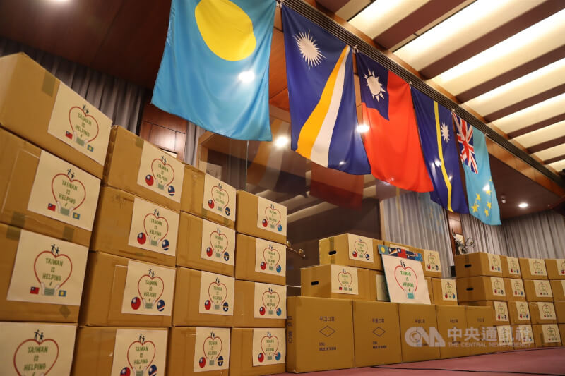 圖為2020年4月15日，外交部舉行太平洋4友邦醫療口罩捐贈儀式，援贈醫療口罩共8萬片給帛琉、馬紹爾、諾魯、吐瓦魯等4個太平洋友邦。（中央社檔案照片）