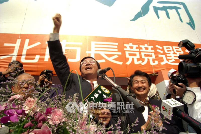 1994年10月，民進黨台北市長候選人陳水扁（左2）競選總部成立，黨主席施明德（右）共同出席支持。（中央社檔案照片）