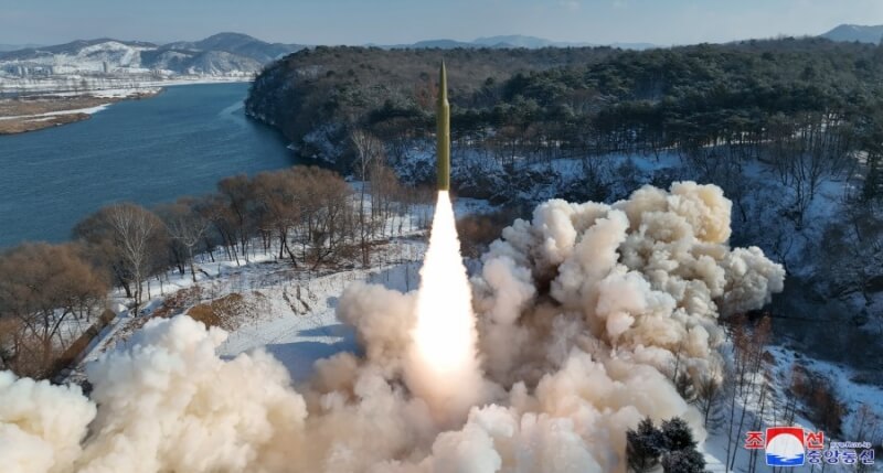 圖為北韓今年1月試射一枚中程極音速飛彈。（圖取自北韓中央通信社網頁kcna.kp）