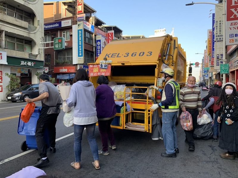 高雄市政府環境保護局擬定春節垃圾收運計畫，2月9日除夕全市提早從上午收運垃圾，至下午6時前結束所有清運作業，大年初一至初三停收，初四白天配套點清運。（高雄市環保局提供）中央社記者洪學廣傳真 113年1月16日