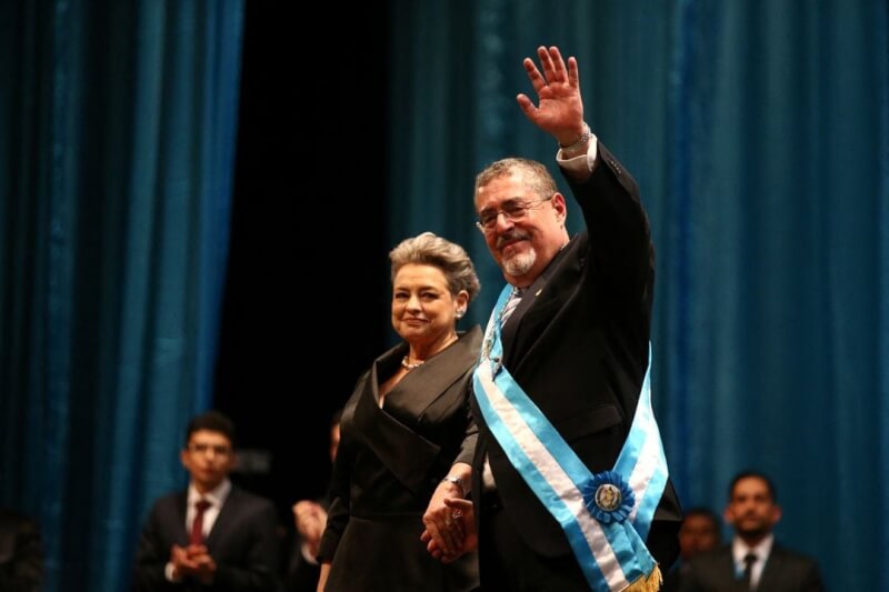 阿雷巴洛15日宣誓就職成為新任瓜地馬拉總統，他在宣誓典禮上向眾人揮手致意。（路透社）