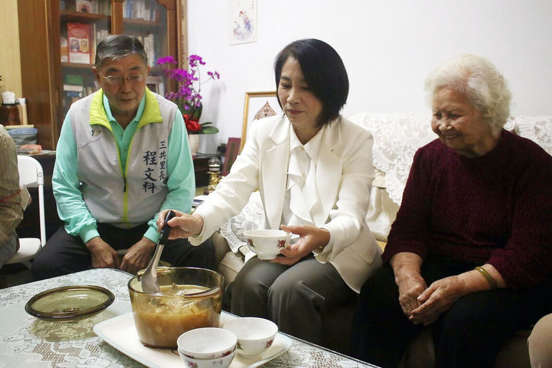 屏東基督教醫院發起「雞湯送暖」關懷獨居老人活動走過22個年頭，2024年與屏東縣府合作，規劃在農曆春節前將3428份溫補雞湯及素食湯品送給全縣列冊關懷的獨居長者們，傳遞溫暖關心。圖為屏東縣長周春米（中）為長者盛裝雞湯。（屏東縣政府提供）中央社記者洪學廣傳真  113年1月16日