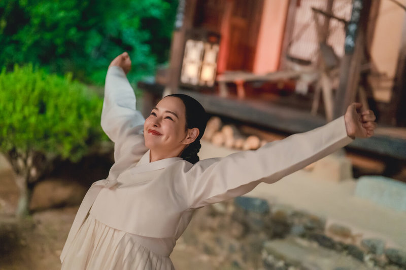 韓國喜劇女王李荷妮歷經結婚、生女，相隔3年回歸螢幕，在韓劇「夜晚盛開的花」扮演夜晚偷偷外出行俠仗義的守節15年寡婦「如花」。（friDay影音提供）中央社記者葉冠吟傳真  113年1月16日