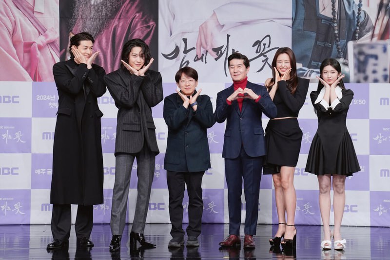 韓國古裝喜劇「夜晚盛開的花」日前在韓國首爾舉行記者會宣布開播，演員李己雨（左起）、李鍾元、導演張太侑、演員金相中、李荷妮、朴世賢共同出席。（friDay影音提供）中央社記者葉冠吟傳真  113年1月16日
