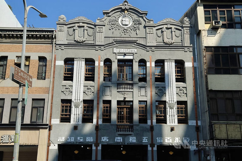位於台南市中西區中正路的原「五福商店」建物擁有近95年歷史，近日修復完成，重現精緻的裝飾藝術風格立面。中央社記者楊思瑞攝 113年1月16日