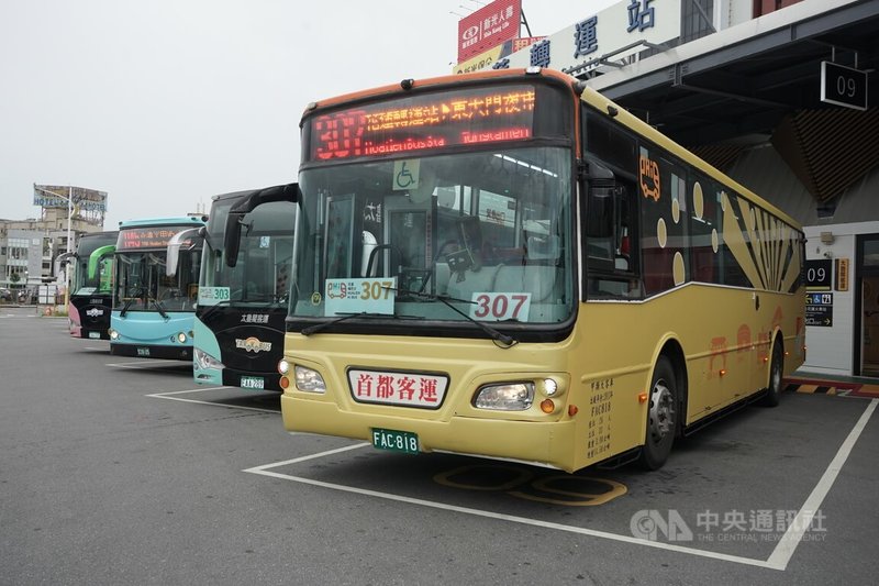 花蓮縣府推出公車識別系統,依路線特色區分為紅色太魯閣線、綠色縱谷線、藍色海岸線及黃色市區線4種顏色,即日起推出完成指定活動可兌換禮品,搭乘次數最多的前50人,可獲加碼禮品。中央社記者張祈攝 113年1月16日