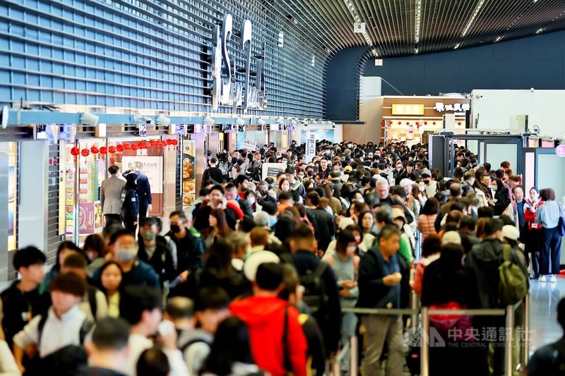 桃園國際機場第一航廈出境近日遭旅客抱怨人潮太多，航空警察局16日表示，一航廈離境安檢線更新的電腦斷層掃描儀等設備已完成，將提前於17日啟用，航警局也配合智慧安檢線的使用，調派員警配合執勤，情況相信會有所改善。中央社記者吳睿騏桃園機場攝  113年1月16日