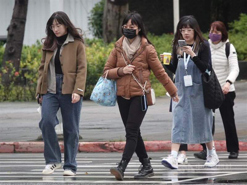 圖為南港軟體園區上班族穿著厚衣通勤。（中央社檔案照片）