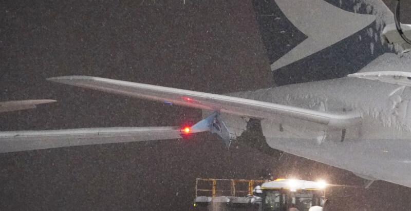 日本北海道新千歲機場16日發生疑為移動中的大韓航空航機機翼，與停機坪內國泰航空航機垂直尾翼碰撞事故。（共同社）