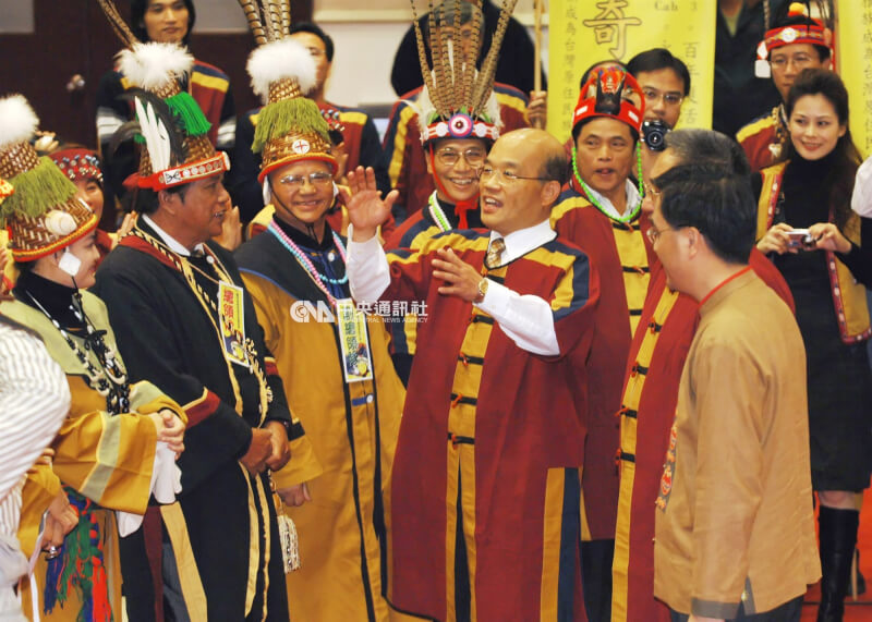 行政院長蘇貞昌穿著撒奇萊雅服飾，在正名茶會上向族人致賀。（中央社檔案照片）