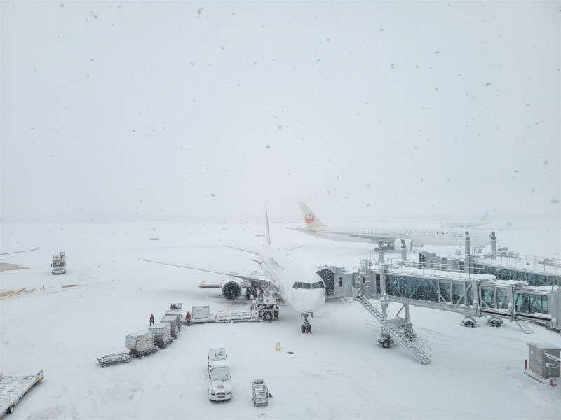 札幌近郊的新千歲機場16日被白雪覆蓋。（圖取自twitter.com/hap_chitose）