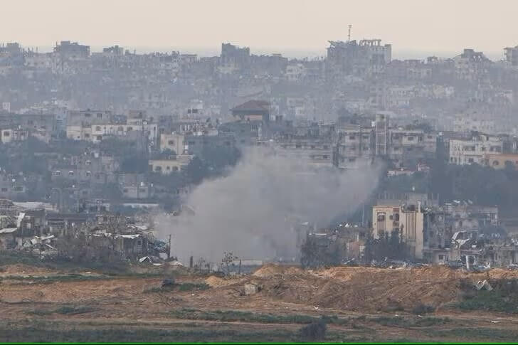 圖為14日以色列襲擊加薩，城市上空升起陣陣濃煙。（路透社）