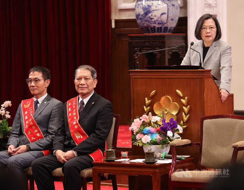 總統蔡英文（右）16日上午在總統府接見112年鳳凰獎楷模得獎人，致詞肯定所有防救災人員的貢獻與付出。中央社記者謝佳璋攝  113年1月16日