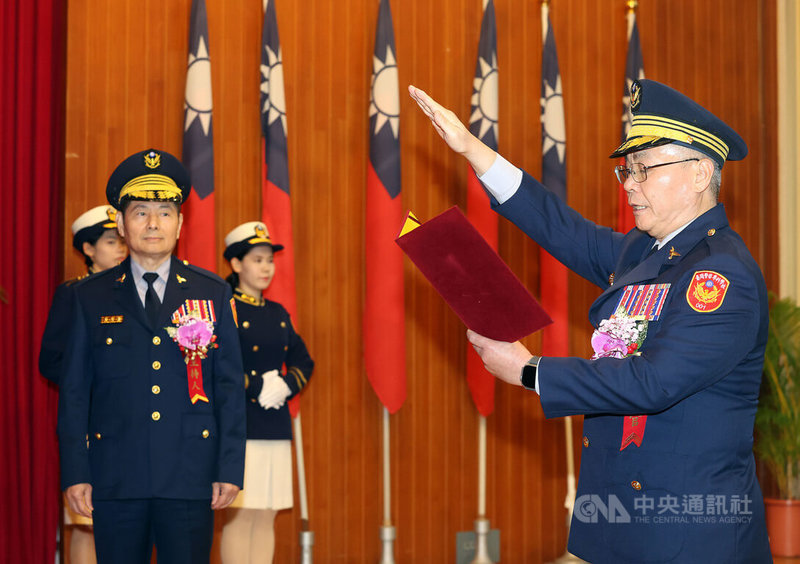 台灣警察專科學校卸任新任校長交接典禮17日下午在警專舉行，由內政部警政署副署長詹永茂（前左）監交，新任校長方仰寧（右）在宣誓後正式就任第12任校長。中央社記者郭日曉攝 113年1月17日