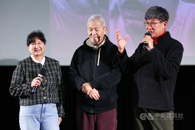 國家電影及視聽文化中心17日舉行記者會,宣布啟動經典同志電影「孽子」數位修復重映計畫,導演虞戡平(右起)、製片吳功、演員蘇明明分享當年創作、拍攝的心路歷程。中央社記者王騰毅攝 113年1月17日