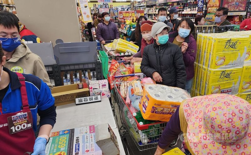 農曆春節將屆,台電尖山發電廠關懷獨居清寒長者公益系列活動,17日起一連3天帶著轄區200多名獨居長者採買年節必需品,每名長者都買好買滿。中央社 113年1月17日