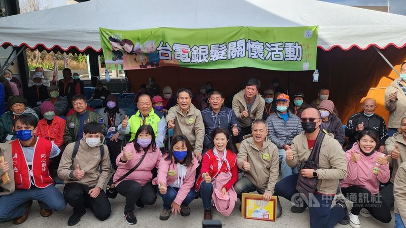 台電辦理關懷獨居清寒長者採買年貨公益系列活動,17日起一連3天帶著轄區獨居長者採購年貨,澎湖縣長陳光復(2排左5)等人前來關心並合影留念。中央社 113年1月17日