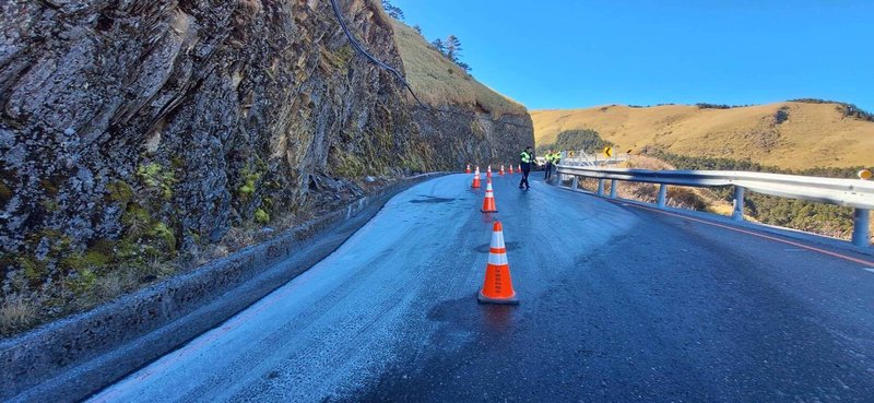 台14甲線合歡山「水晶宮」背陽側路面（圖）結冰範圍擴大，公路局表示，台14甲線翠峰至大禹嶺路段17日晚間至18日清晨預警性封閉。（交通部公路局提供）中央社記者蕭博陽南投傳真 113年1月17日