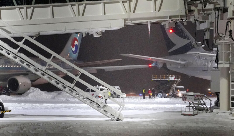 大韓航空與國泰航空的客機16日在日本北海道新千歲機場碰撞，2架飛機受損，但無人受傷。（共同社）