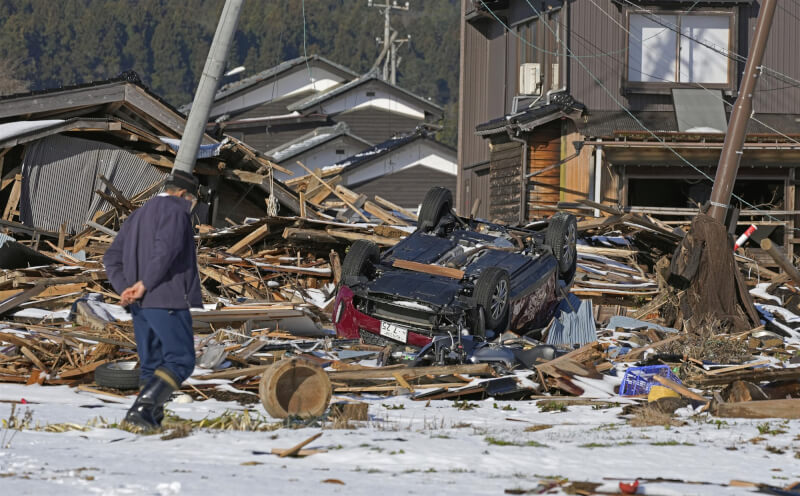 日本能登半島1日下午發生規模7.6強震，造成多處房屋倒塌、人員傷亡。圖為石川縣珠洲市寶立町17日的街道景象。（共同社）