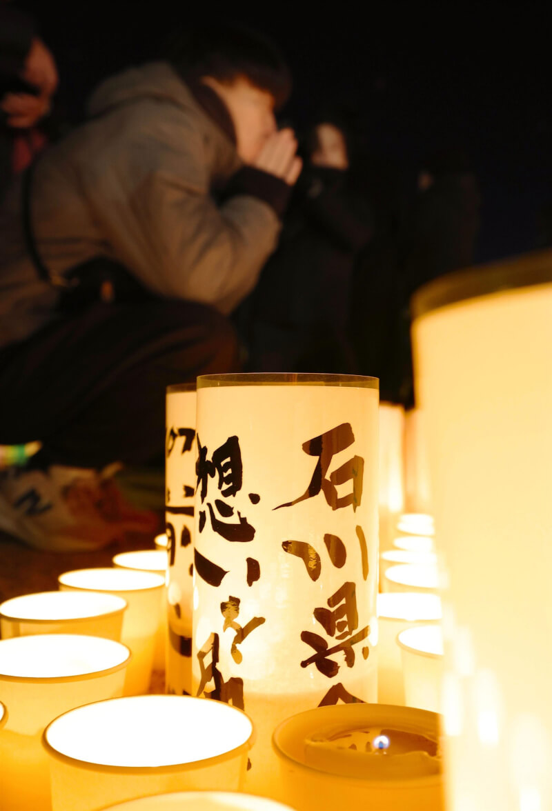 日本阪神大地震屆滿29週年，許多地方都舉辦追悼活動。參加民眾除哀悼阪神大地震罹難者，也為能登半島強震受災民眾祈福。（共同社）