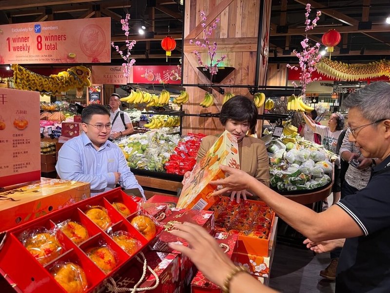 台東縣長饒慶鈴（中）18日帶領台東青農參訪新加坡3大農產通路體系，了解當地農產運銷過程，並推銷台東特色鳳梨釋迦、夏雪芒果。（台東縣政府提供）中央社記者盧太城台東傳真  113年1月18日