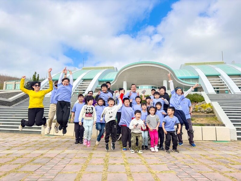 澎湖國家風景區管理處3月將推出「望安跳島半馬嘉年華」,18日率先由望安國小20多名師生暖身體驗,眾人開心留影,邀請跑友們共襄盛舉。(澎湖國家風景區管理處提供)中央社 113年1月18日
