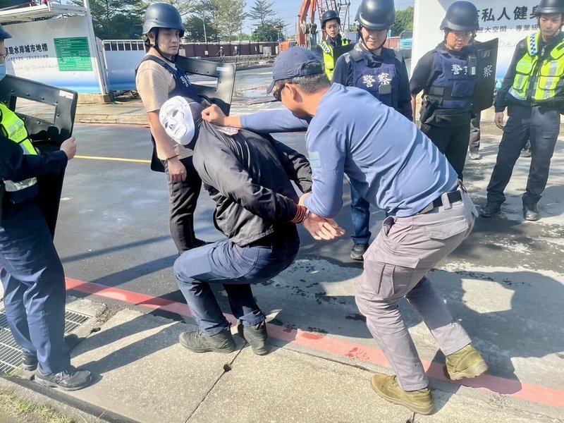 新北市板橋區海山警分局18日在兆豐銀行板橋分行實施防搶演練,考驗員警及金融機構突發狀況應變能力,過程逼真。(海山警分局提供)中央社記者黃旭昇新北市傳真 113年1月18日