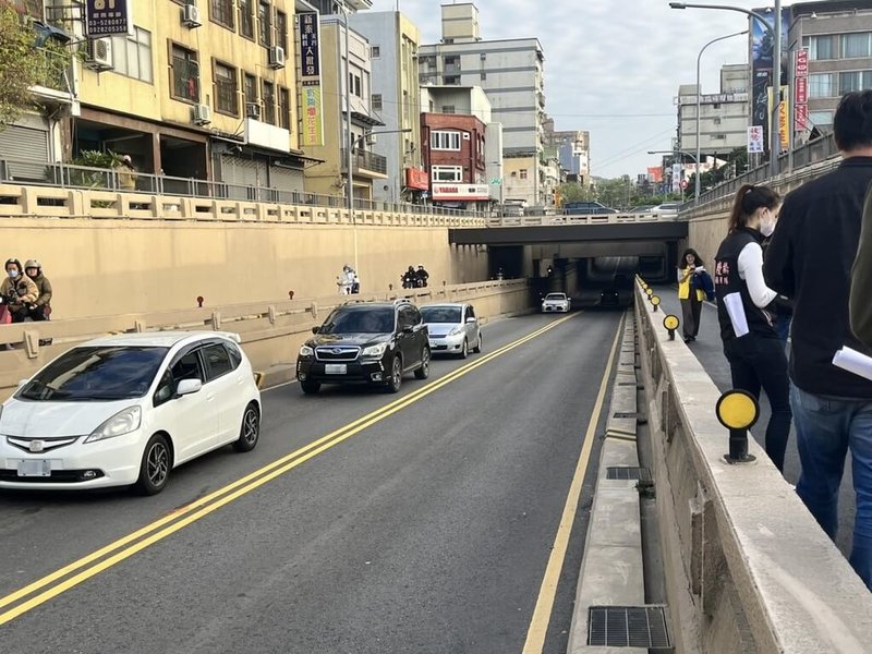 民眾黨新竹市議員李國璋、國民黨議員陳慶齡18日質疑新竹市西大路地下道（圖）景觀改善工程未按圖施工，瀝青混凝土被廠商擅自改為1/2in密級配，以致道路表面摩擦力降低，有通行危險，也質疑前市府未做好把關、放水圖利。（新竹市議員施乃如提供）中央社記者魯鋼駿傳真  113年1月18日