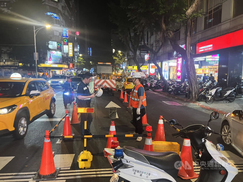 台北市中山區林森北路與長春路口18日晚間突然出現坑洞，新工處獲報已派員到場處理，目前坑洞周遭皆被圍起，將先開挖路面確認原因；現場道路配合實施部分管制，人車仍可通行。（翻攝照片）中央社記者劉建邦傳真  113年1月18日