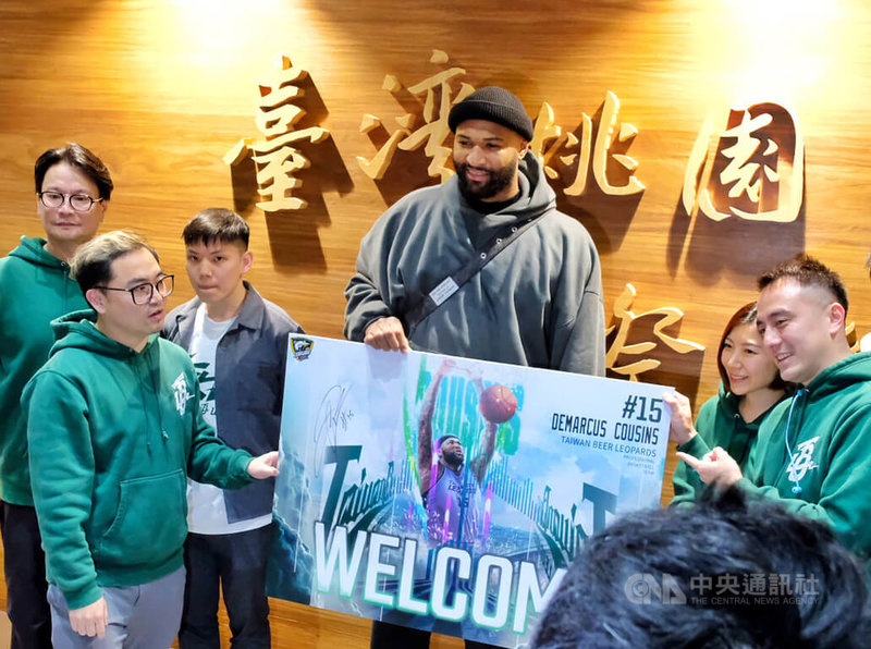 台灣職籃T1聯盟台啤永豐雲豹隊找來前美國職籃NBA球星柯森斯（DeMarcus Cousins）（中）助陣，柯森斯18日晚間搭機抵台，吸引大批球迷到桃園國際機場接機。中央社記者吳睿騏桃園機場攝  113年1月18日