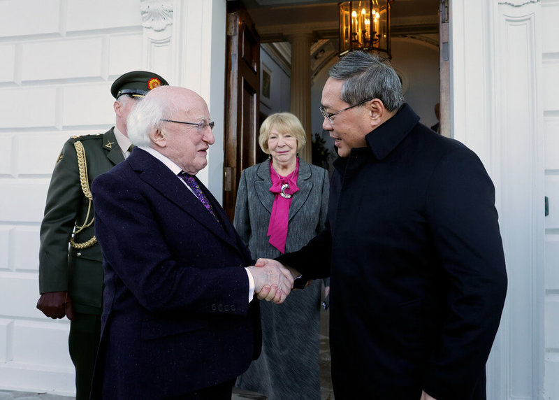 愛爾蘭總統希金斯（左）17日在總統府接見來訪的中國國務院總理李強（右），雙方觸及經貿、科技合作、人權等議題。（愛爾蘭總統府提供）中央社記者陳韻聿倫敦傳真  113年1月18日