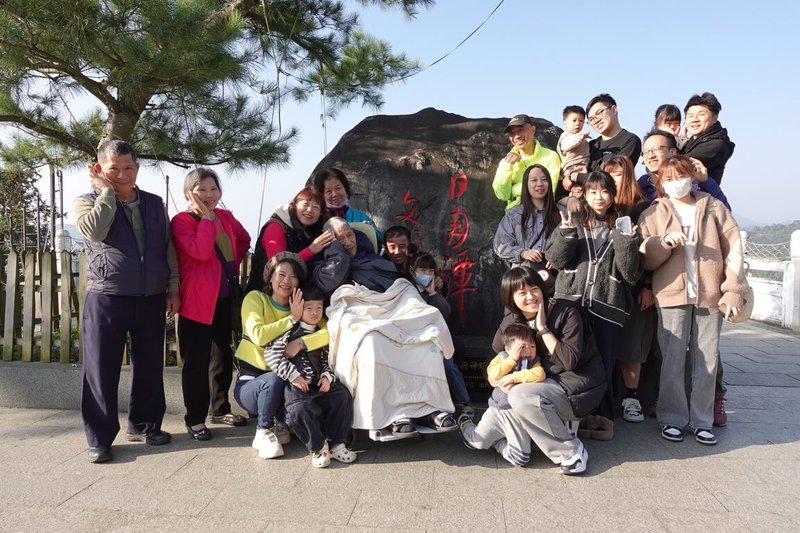 93歲癌末黃爺爺（乘輪椅者）多年前與妻子同遊日月潭成最難忘回憶，但妻子2023年病逝，黃爺爺盼能與家人再遊日月潭、重溫美好時光，在伊甸基金會協助下，順利完成黃爺爺心願。（伊甸基金會提供）中央社記者郭宣彣傳真  113年1月18日