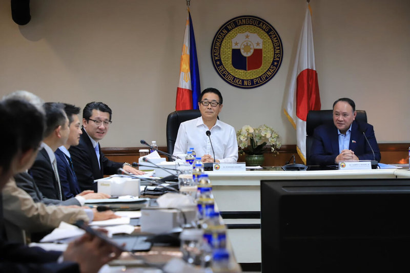 菲律賓國防部長鐵歐多洛（右）18日與日本國際協力機構代表團和日本駐菲大使越川和彦（右2）會面，討論如何強化兩國海上安全合作。（菲律賓國防部提供）中央社記者陳妍君馬尼拉傳真  113年1月18日