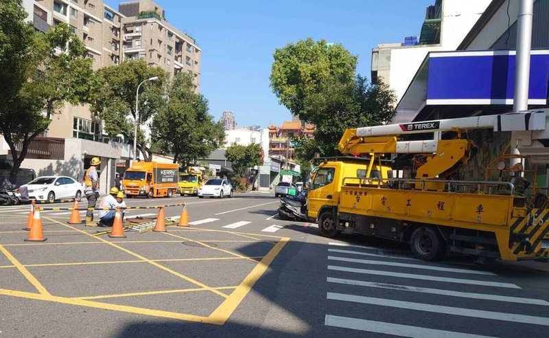 台中市七期上千戶18日上午無預警停電，市政路上多個路口號誌燈也停擺，台電台中區處派員及出動機具前往查修，下午完成全部用戶復電作業。（台電台中區處提供）中央社記者郝雪卿傳真  113年1月18日