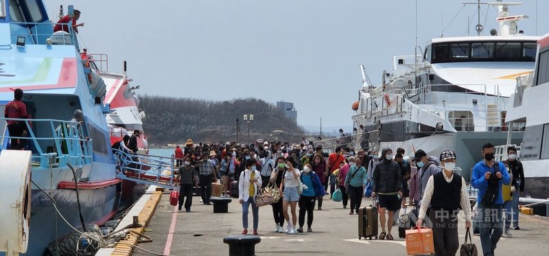 澎湖縣政府18日公布民國112年觀光人次總計為127萬4589人次，其中在澎湖國際海上花火節期間就湧入50餘萬人，占全年觀光人次約4成。圖為2023年4月3日搭乘客輪抵達澎湖人潮。中央社  113年1月18日