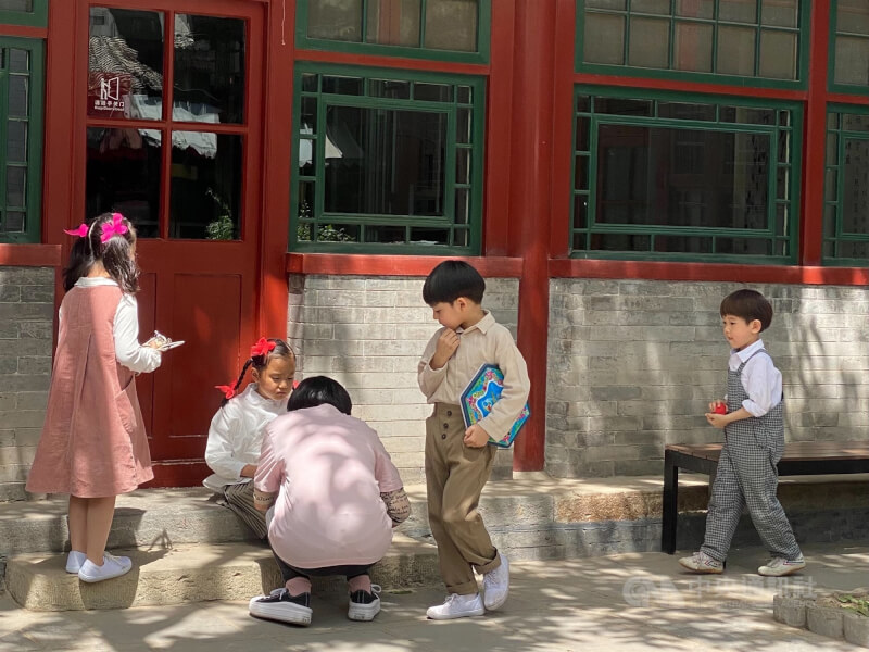 圖為北京一處景區內出遊的家長與兒童。（中央社檔案照片）
