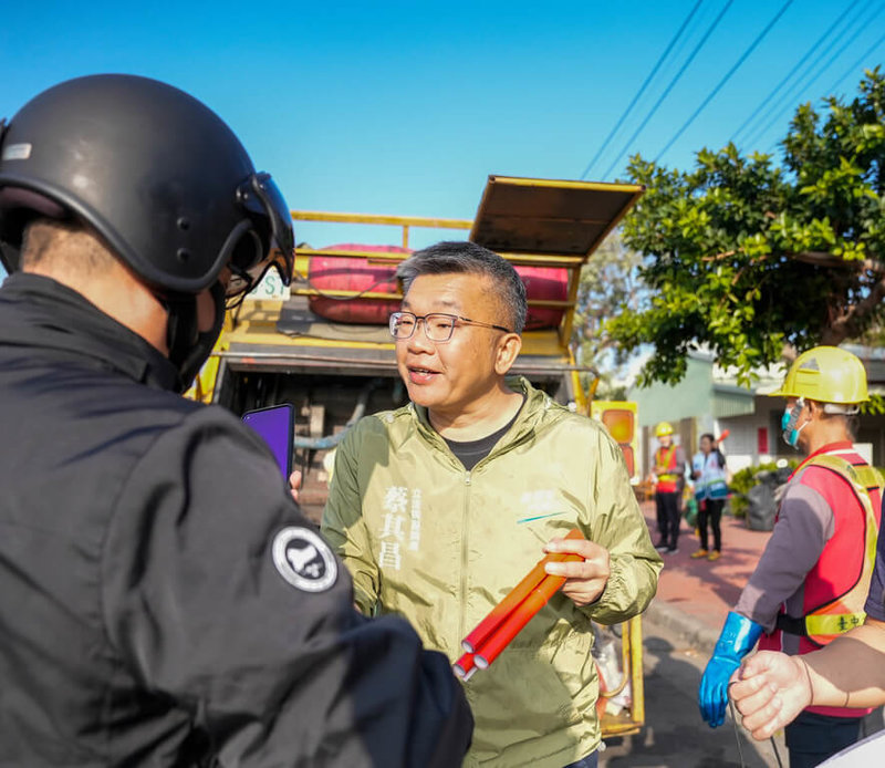 民進黨立委蔡其昌（右）成功連任，一連多天啟動謝票行程，18日來到台中市梧棲區謝票並發送春聯。（蔡其昌辦公室提供）中央社記者趙麗妍傳真  113年1月18日