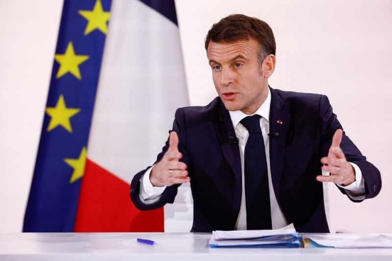 馬克宏16日在記者會上表示，法國需要推行他所說的「人口重振」計畫。他矢言提供更佳的育嬰假，並且解決不孕問題。（路透社）