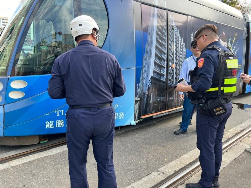 一輛高雄輕軌列車19日下午行經北斗街口時，被疑似闖越路口的機車擦撞，造成列車飾版輕微損傷、機車騎士輕傷，警方獲報派員到場處理。（高捷公司提供）中央社記者蔡孟妤傳真  113年1月19日