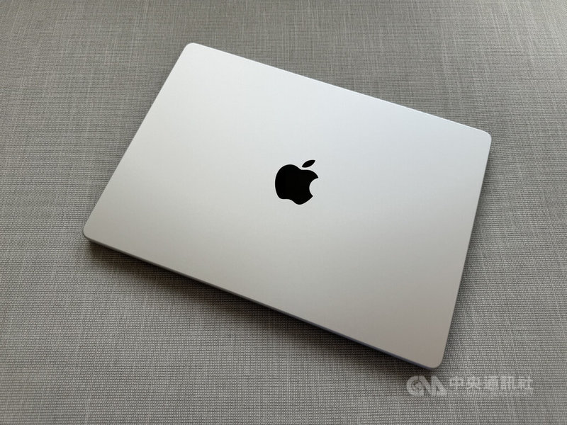 蘋果日前在台灣開賣配備M3晶片的14吋MacBook Pro筆記型電腦,機身採用再生鋁金屬,將內部空間最大化,透過先進的散熱架構可提供持久效能,同時安靜運作。中央社記者吳家豪攝 113年1月19日