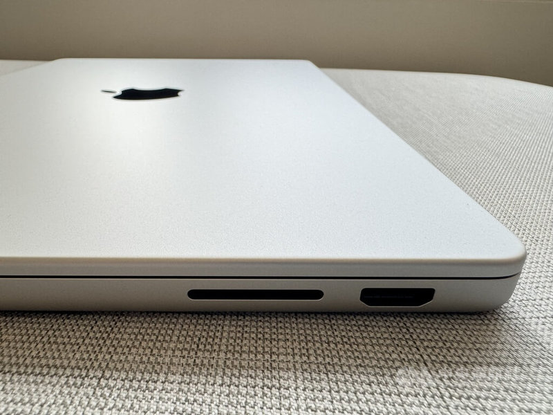 蘋果日前在台灣開賣配備M3晶片的14吋MacBook Pro筆記型電腦,機身右側配備SDXC卡插槽,適合從相機快速傳輸影像到電腦;HDMI連接埠方便使用者直接連接電視或HDMI顯示器,無需轉接器。中央社記者吳家豪攝 113年1月19日
