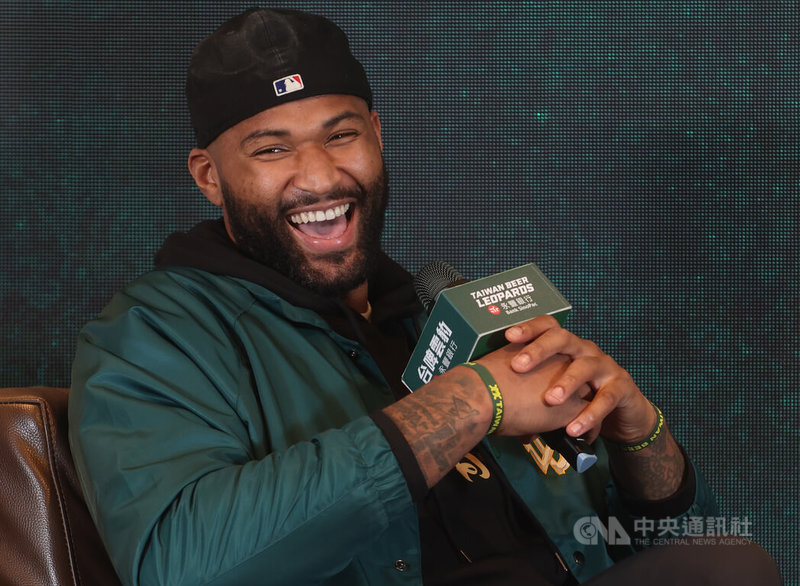 前美國職籃NBA球星卡森斯（DeMarcus Cousins，前譯柯森斯）19日在桃園出席記者會，宣告正式加盟台灣職籃T1聯盟台啤永豐雲豹隊。卡森斯表示，希望能讓球團、隊友等從他身上學到一些東西，並且帶給台灣籃球一些衝擊，他會盡力去做。中央社記者張新偉攝  113年1月19日