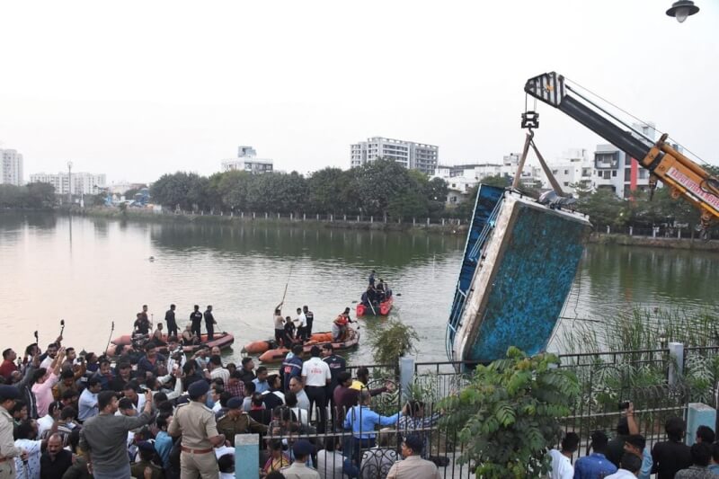印度一艘載有學校師生的遊湖船在哈爾尼湖翻覆，至少14名學生、2名教師不幸溺斃。圖為起重機將翻覆的船隻拉起。（路透社）