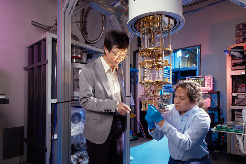 量子電腦具有超越目前超級電腦的運算潛力，中央研究院112年突破量子電腦晶片製程等瓶頸，10月成功打造5位元超導量子電腦。圖為中研院物理所暨應用科學研究中心特聘研究員陳啟東（左）於量子電腦實驗室，研究團隊操作氦三氦四稀釋冷凍機。（中研院提供）中央社記者吳欣紜傳真  113年1月19日
