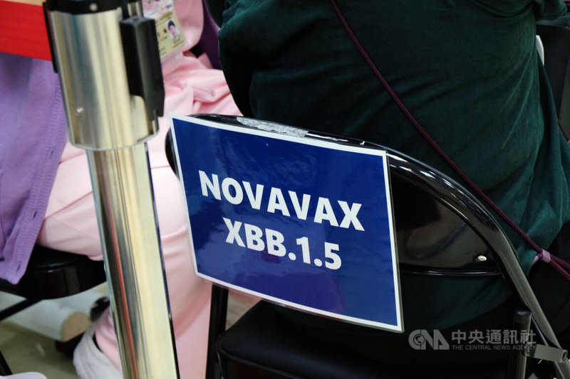 疾管署發言人羅一鈞19日表示，食藥署上午封緘放行經原廠補件的16.47萬劑Novavax XBB疫苗，將於23日配送。圖為疫苗接種示意圖。中央社記者曾以寧攝  113年1月19日